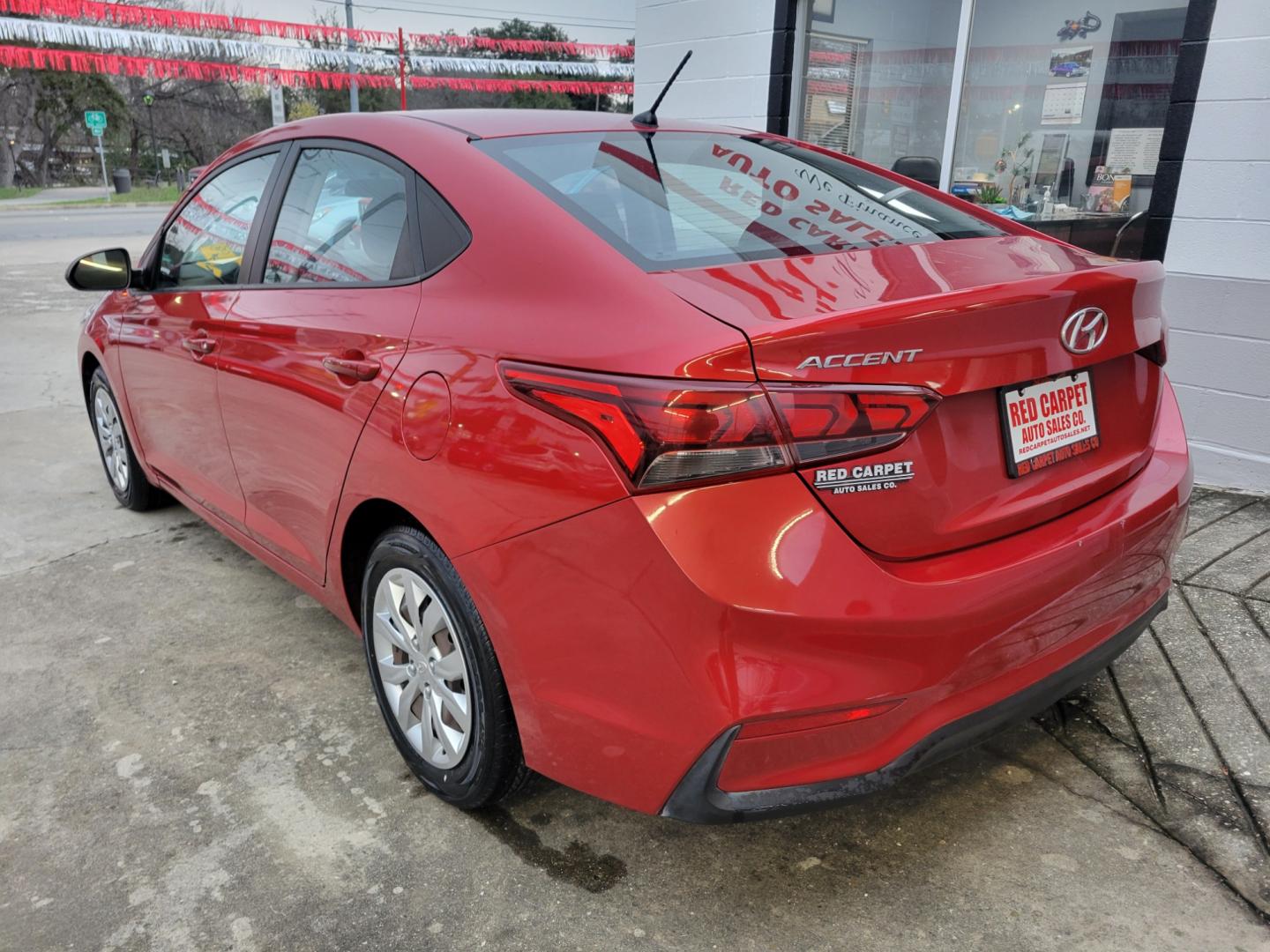 2018 Red Hyundai Accent SEL 4-Door 6A (3KPC24A35JE) with an 1.6L L4 DOHC 16V engine, 6A transmission, located at 503 West Court, Seguin, TX, 78155, (830) 379-3373, 29.568621, -97.969803 - Photo#3